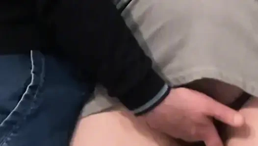 Kalabalık metroda kıllı amcık parmaklanıyor