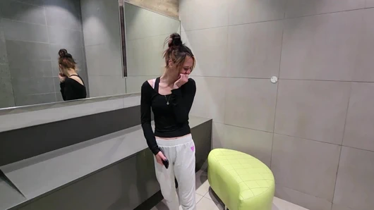 Umumi tuvaletler sikişiyor dölleme umumi tuvalete giriyor