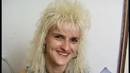 Sarışın Alman orta yaşlı seksi kadın tek başına iş yapıyor