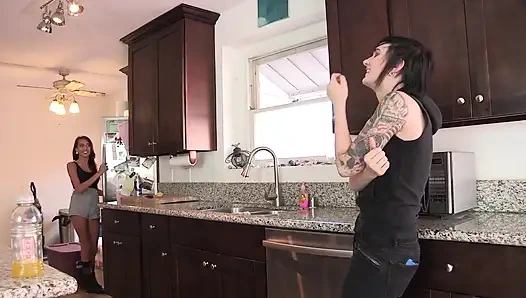 Genç Jannice arkadaşının boşalmasına yardım ediyor