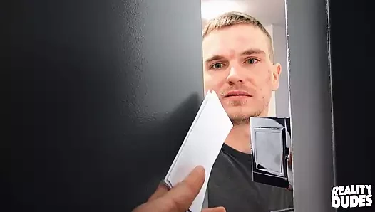 Reality dudes - Joel Mason götüne büyük bir yarak alarak kirasını ödüyor ve mutlu bir şekilde yüzünü dölle yıkatıyor