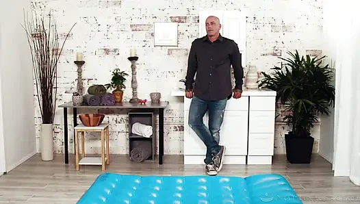 Nuru masajı - hangi genç üvey kız kardeşler üvey babasına en iyi masajı yapıyor?