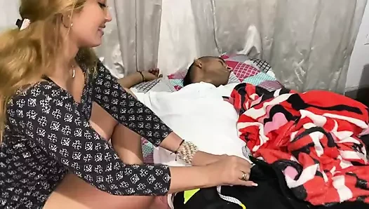 Latin üvey erkek kardeşler önce kimin soyunacağına bahse giriyor, üvey erkek kardeşler sikişiyor, İspanyol pornosu