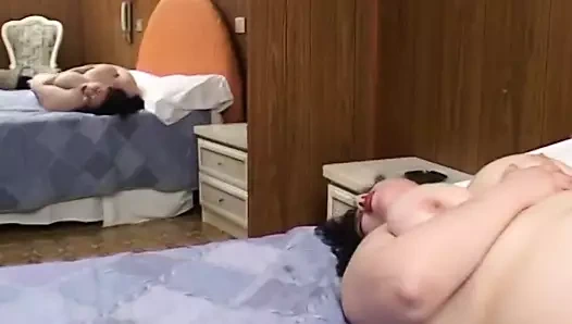Bbw esmer sikikleri kedi ile sıcak ve istekli parmaklar