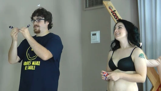 Bu striptiz Dart oyunu beklenmedik zevkler bir gece vaat ediyor