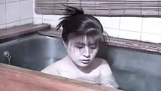 Yalnız Asyalı genç kız jakuzide kıllı amını ovuyor