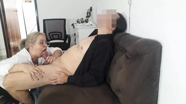 Sekreter müşterisini sakinleştirmesi için ateşli götünü kullanıyor