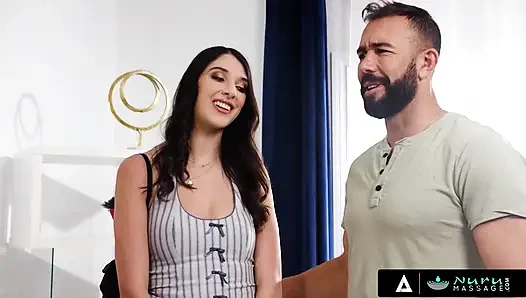 Nuru masajı - Aria Sloane lezbiyen eski Lexi Lore'un ateşli üçlü grup sekste erkek arkadaşını sikmesine izin veriyor