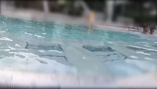 Genç parmaklar benim kedi içinde bir kamu havuzda önünde arasında yabancılar