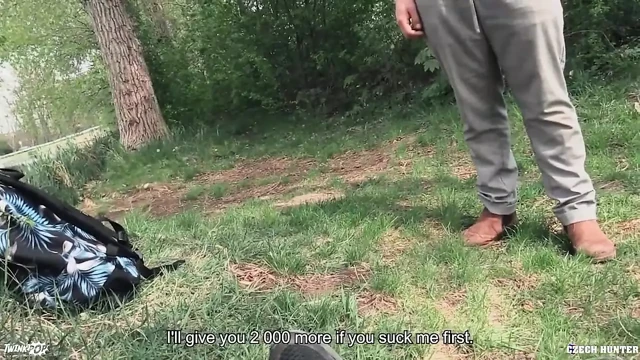 Zavallı adamla kırık tekerleklerinin yanında otostop çekerken tanıştım.