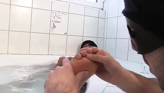 Banyoda zenci ayak masajı