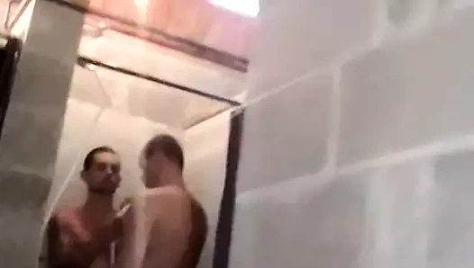 İki düz adam duş alıyor ve bir sahne yapmaya hazırlanıyor