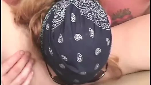 Sulu sarışın Peacherino jinekolojik muayeneden sonra uzun saçlı rüya teknesi tarafından sikiliyor