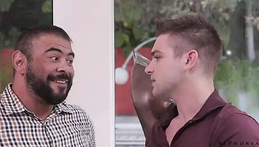 Tatlı lezbo çift dörtlü sikişiyor