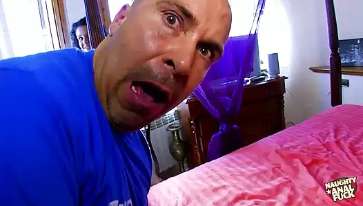 Büyük sahte memeli sarışın sürtük şanslı bir adamdan anal sikişiyor