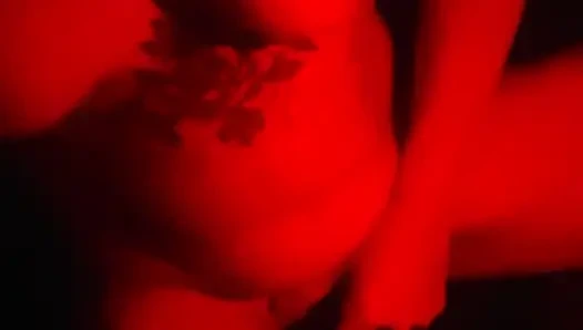 Kampta sıska orta yaşlı seksi kadın emiyor, sikişiyor, fışkırtıyor