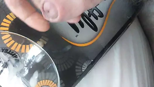 mastürbasyon kapalı boşalmak içinde bir bira bardağı