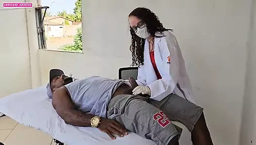 Ofisimde çok ateşli gibi görünen yaraklı bir adam alıyorum, bu yüzden ondan götümü sikmesini istiyorum