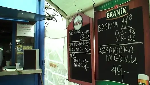 Kayboldum ve çok ateşli, çok sıkı ve tıraşlı amcığımla sikişme karşılığında bölgede bilgi istiyorum