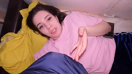 Üvey kız kardeş amcığıyla can sıkıntısıyla mücadele ediyor