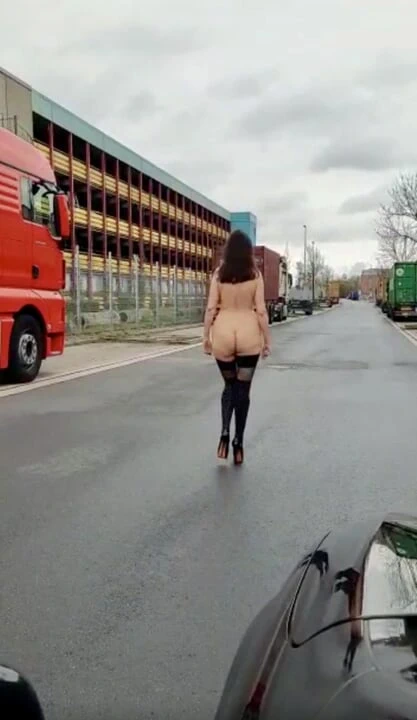 Kamyonlar arasında çıplak yürüyüş