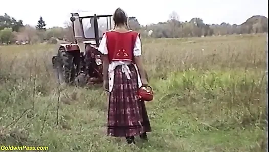 Sıska tarımcı üvey kız açık havada anal sikiliyor