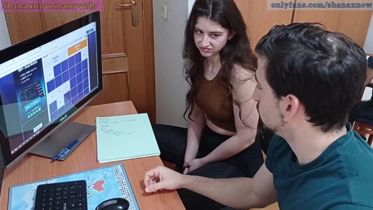 Genç öğrenci şantaj, pov oral seks, ağzına boşalmak, yutmak.