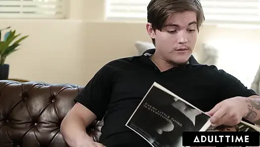 ADULT TIME - öfkeli orta yaşlı seksi kadın Reagan Foxx üvey oğlunu mastürbasyon yaparken yakalıyor ve tüm kontrolü eline alıyor