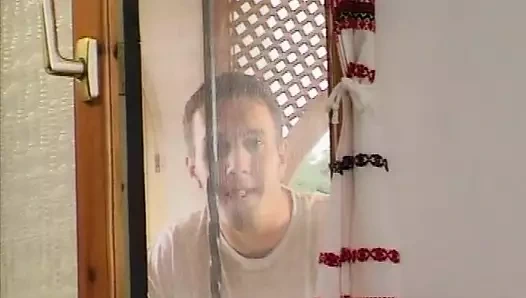 Genç koyu saçlı kız genç bir adamla eğleniyor ve tatilde güzel sikişiyor