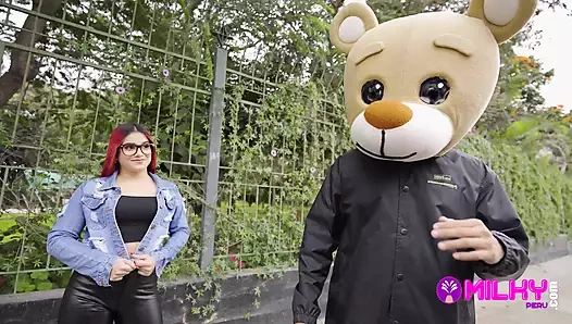 Rosario sokakta azgın ve sonunda sütlü ayıyla sikişiyor