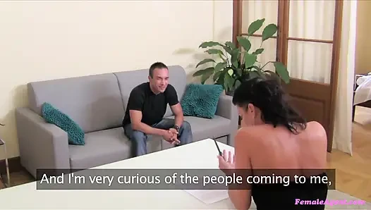 Kadın ajan - sevimli adam orta yaşlı seksi ajanın amını akıllara durgunluk veren orgazm için sikiyor