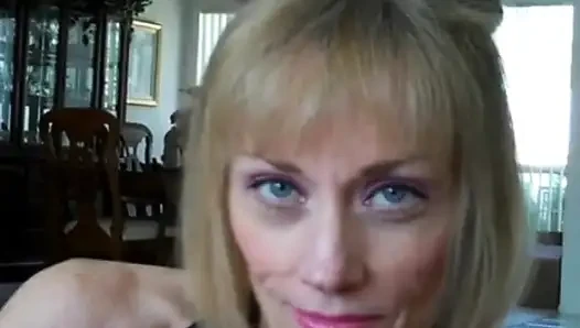 Melanie kocasına oyununu izletiyor