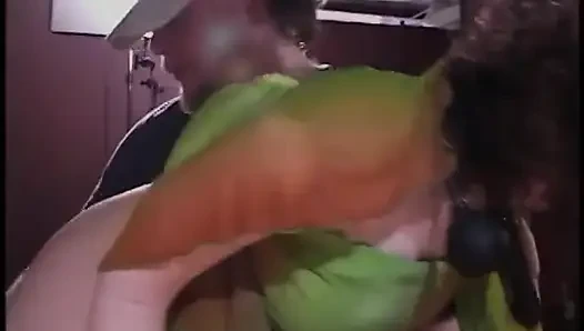 Seksi porno yıldızlarının film çekmeden önce ve sonra eğlenirken kamera arkası görüntüleri