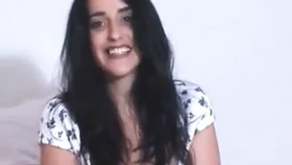 Güzel bruenette yarakla sikişiyor