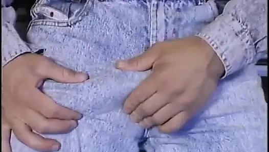 Seksi genç çift amcık yalıyor bahçede sikişiyor