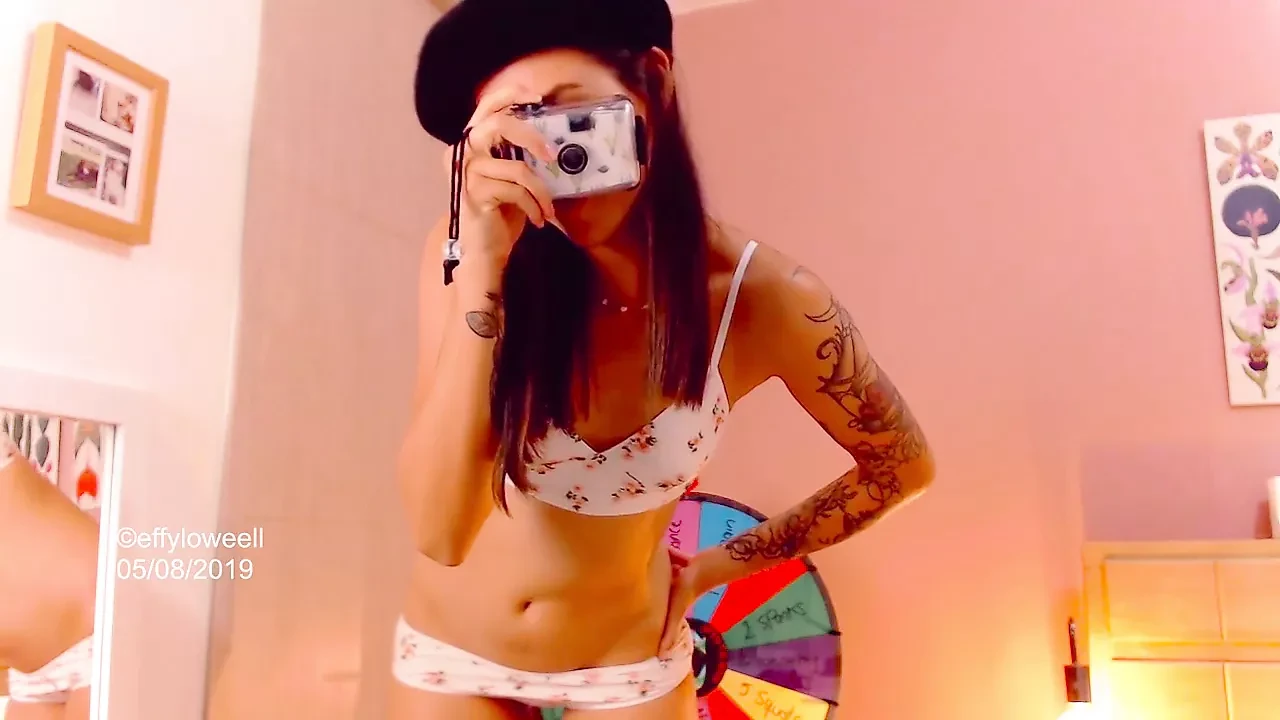 The passion of the sexy Colombian Effy is to seduce you with her beauty and her lustful slim body
