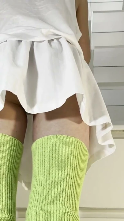 Küçük Kızıl Saçlı Dar Amcıklı Sıcak ve Seksi Amatör Kız Arkadaş Banyoda Etekle Makyaj Yapıyor | Bölüm 3