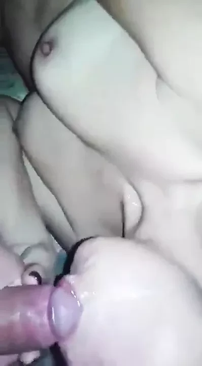 Xynei sto stoma tis, tou ton katharizei kai ta katapinei