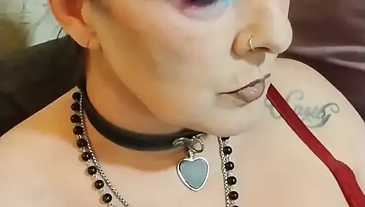 Orta yaşlı seksi kadın sutyen içinde sigara içiyor