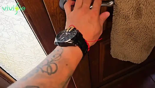 Mastürbasyon yapan vivifie, beni penis oyuncağımla mastürbasyon yaparken yakalıyor, bu yüzden beni alana kadar sikiyor