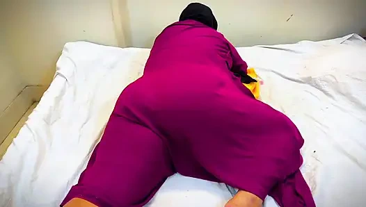 Lübnanlı ateşli hizmetçi yatağımı dinlendiriyor ve büyük götünü kabarık götlü görüyorum ve mastürbasyona başlıyorum