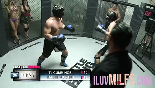 Tombul esmer orta yaşlı seksi kadın büyük göğüslerine boşalıyor