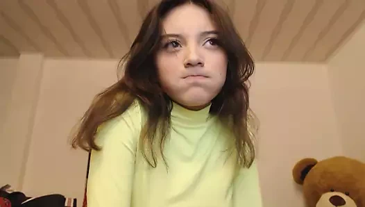 Yüzü masum bir kız, müstehcen bir şekilde parmaklarını emiyor