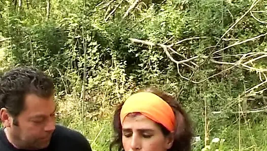 Arkadaşıyla gerçek çift Trieste'nin yakınında parkta harika seks yapıyor