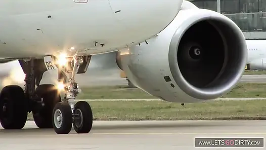 Bir pilot ateşli hostesle sikişiyor