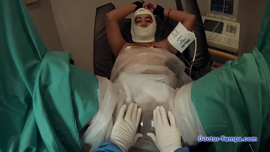 $clov naomi alice doktor tampa tarafından kaçakçılıktan yakalandı