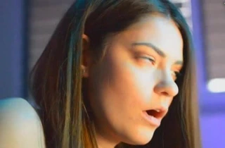 Seksi esmer uzun bacaklar pert memeler vibratör kedi oyuncak