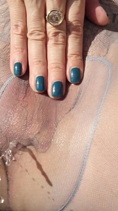 Amatör orta yaşlı seksi kadın Munichgold uzun dudaklı naylon çoraplı kıllı amına alıyor işemem gerekiyor mu? | Klip 1