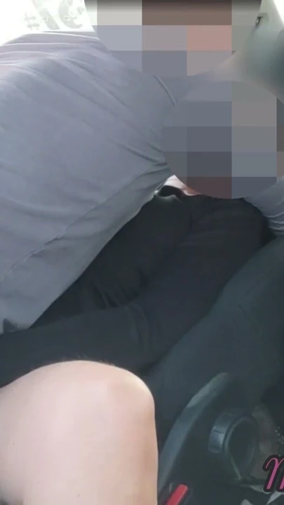 Karımla halka açık bir otoparkta sevişiyor, o mastürbasyon yapıyor ve bir röntgenci sikiyor - misscreamy | Klip 1