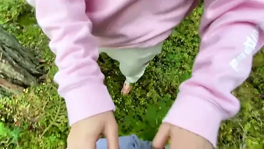 TAPASIN USKOMATTOMAN TYTON JA PERSEESTA HANESTA METSASSA